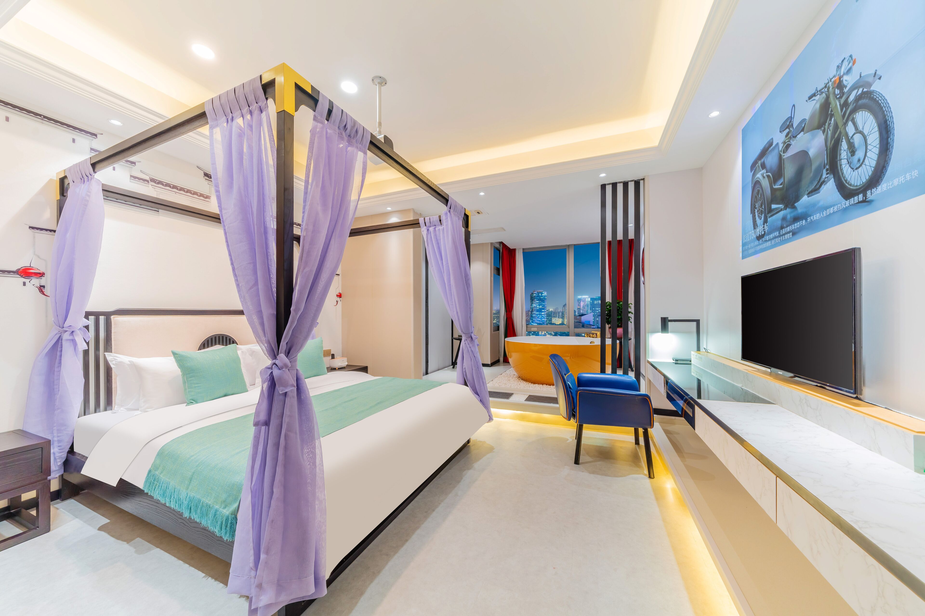 Una habitación de hotel moderna con cama con dosel, televisor de pantalla plana, zona de estar con mesa y sillas, y un ventanal con vistas a la ciudad.