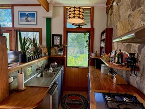 Fridge, microwave, stovetop, coffee/tea maker - CIRQUE 5 -  Two bedroom alpine lodge (Merrijig)