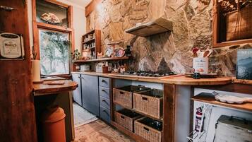 Een koelkast, een kookplaat, een koffiezetapparaat/waterkoker