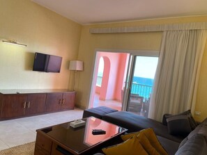 Suite Junior, 1 très grand lit, vue mer | Coin séjour | Télévision LCD de 42 pouces avec chaînes par satellite, télévision