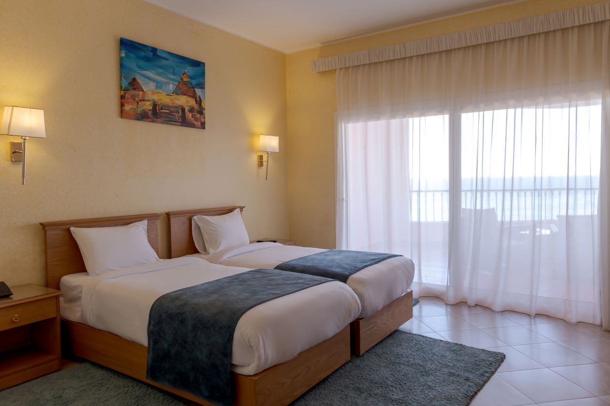 Superior kamer, 1 slaapkamer, balkon, uitzicht op zee | Een minibar, een kluis op de kamer, verduisterende gordijnen