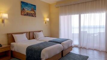 Superior Room, 1 Bedroom, Balcony, Sea View | Bar mini, peti besi dalam bilik, langsir/tirai gelap terus, kalis bunyi