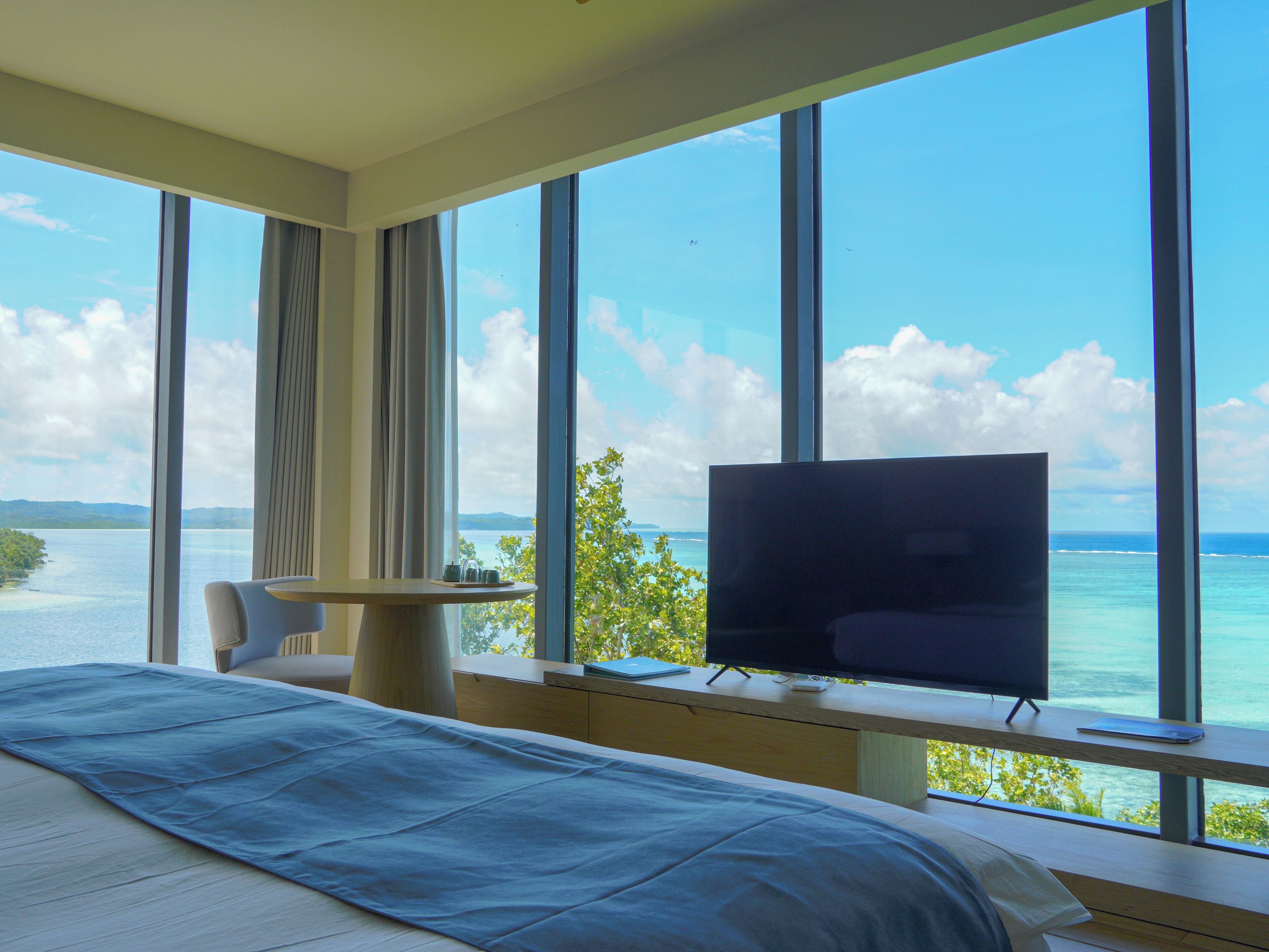 Suíte luxo, vista para o oceano (Deluxe Ocean Corner Suite) | Roupas de cama premium, edredons de pluma, frigobar, cofres nos quartos