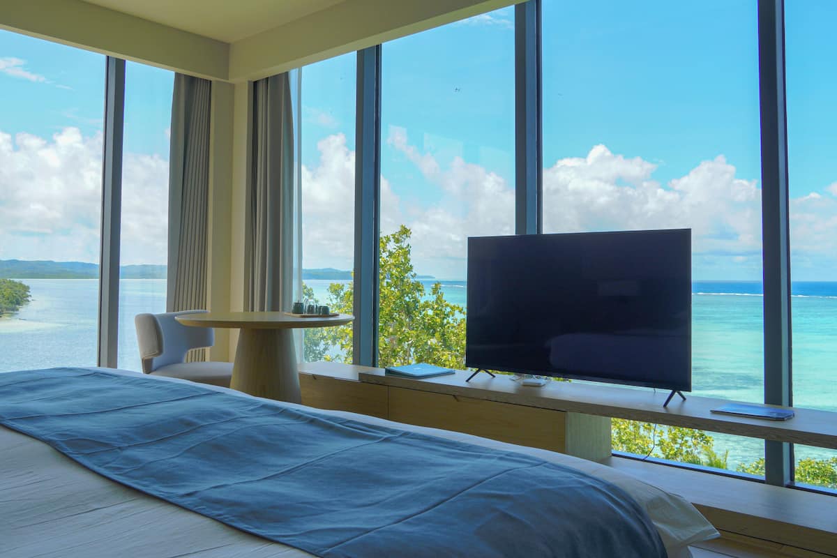 Suíte luxo, vista para o oceano (Deluxe Ocean Corner Suite) | Roupas de cama premium, edredons de pluma, frigobar, cofres nos quartos