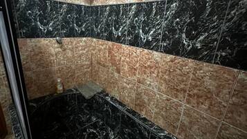 Asciugacapelli, asciugamani, sapone, shampoo