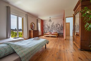 7 makuuhuonetta, vauvan matkasänky, ilmainen Wi-Fi, vuodevaatteet