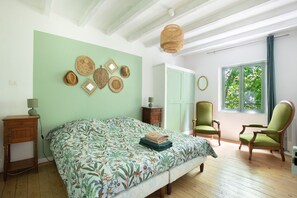 7 bedrooms, travel cot, free WiFi, bed sheets