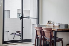 Habitación familiar, balcón | Escritorio, wifi gratis y ropa de cama 
