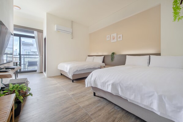Habitación cuádruple, balcón | Escritorio, wifi gratis y ropa de cama 