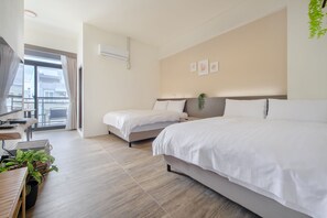 Escritorio, wifi gratis y ropa de cama