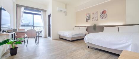 Escritorio, wifi gratis y ropa de cama