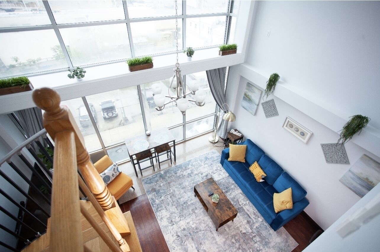 Vibrant + Spacious DOWNTOWN LOFT | SKYLINE VIEW
