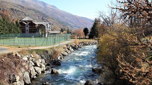 Eine Lodge mit Skipiste und einem Fluss, der hindurchfließt.