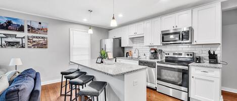 Refrigerador, microondas, horno, placa de cocina