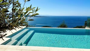 Outdoor pool - Magnificent villa in a spectacular setting (Corfu)