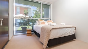 4 bedrooms, desk, iron/ironing board, Internet
