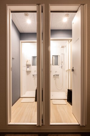 Shower, hydromassage showerhead, hair dryer, slippers - Akasaka The Hostel (Tokyo)