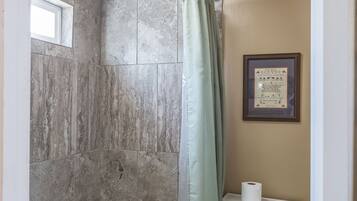 SĂšche-cheveux, serviettes fournies, savon, shampoing