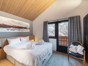 5 bedrooms, free WiFi, bed sheets - Modern chalet with jacuzzi and pets allowed, near Méribel slopes (Méribel)