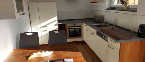 Jääkaappi, uuni, liesi, astianpesukone