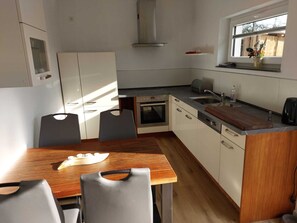 Fridge, oven, stovetop, dishwasher