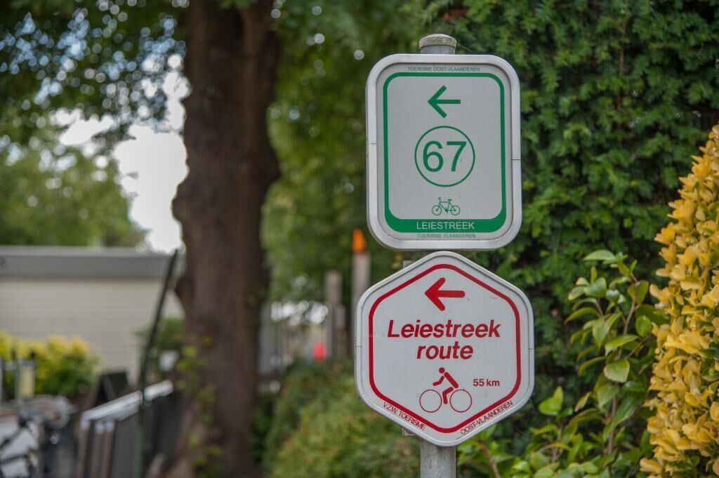 A sign indicating the Leiestreek route and the number 67.