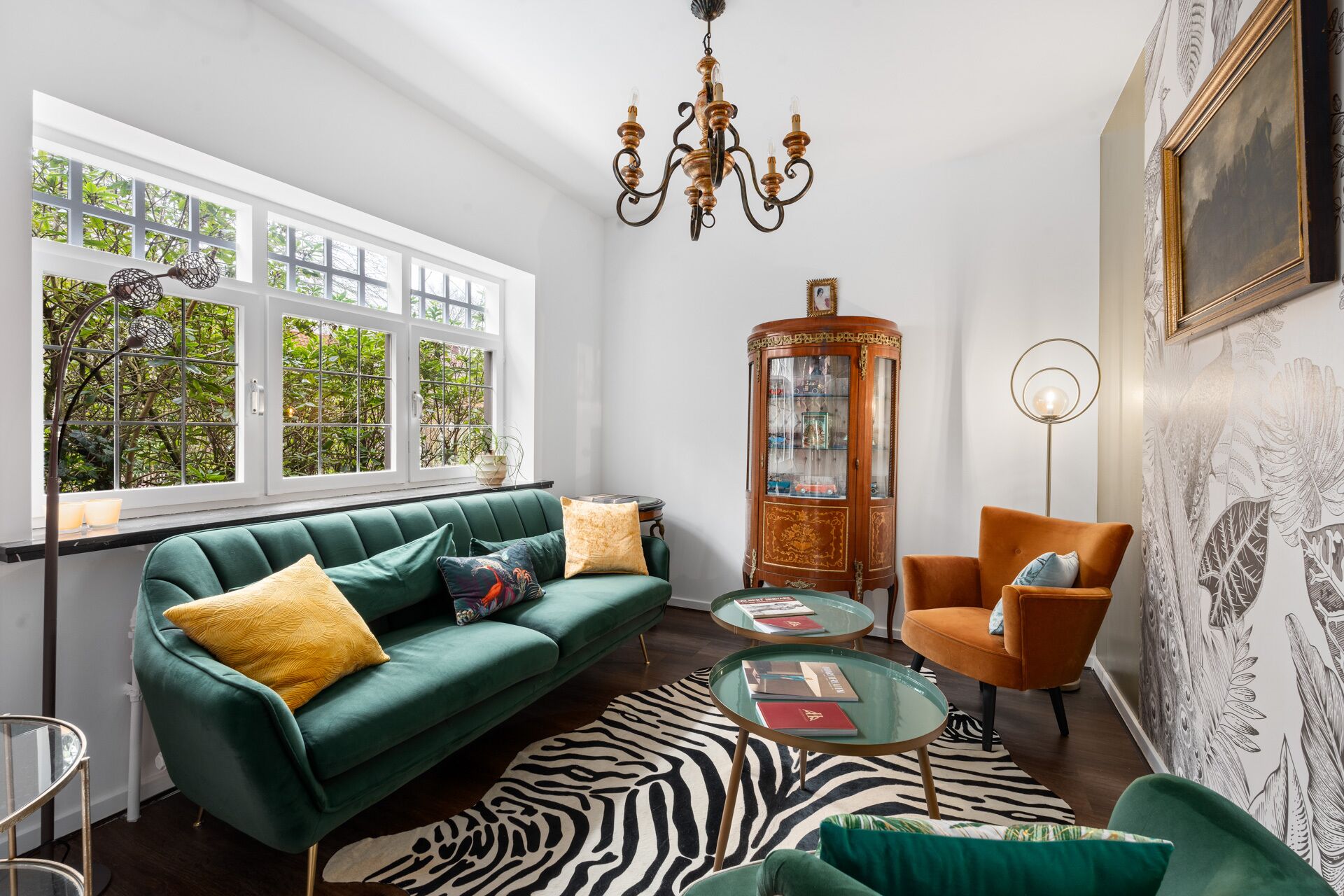 Comfort tweepersoonskamer | Woonruimte | Een 45-cm smart-tv met digitale zenders en boeken