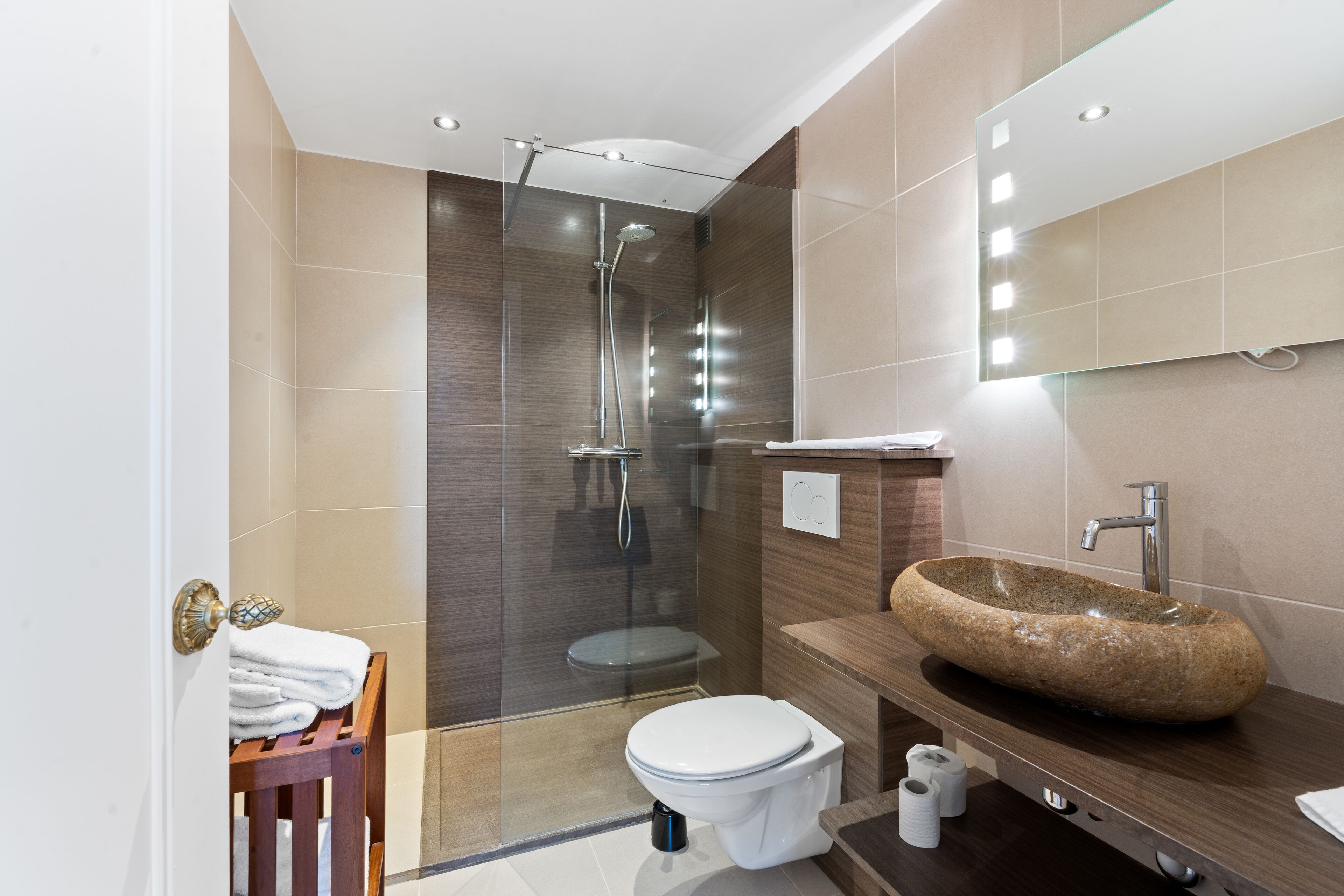 Comfort tweepersoonskamer | Badkamer | Gratis toiletartikelen, een haardroger, handdoeken, zeep
