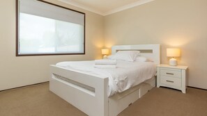 3 bedrooms, WiFi, bed sheets - 32 Colliton Parade - A stroll to north One Mile Beach. (Forster)