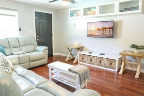 Fernseher, Bücher, Arbeitsbereiche