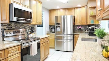 Een koelkast, een microgolfoven, een oven, een kookplaat