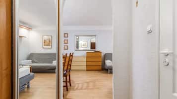 Iron/ironing board, WiFi, bed sheets