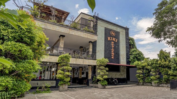 A two-story building with a balcony and a sign that reads "KR KIKI RESIDENCE". - Kiki Residence Bali (Denpasar)