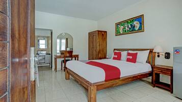 Desk, laptop workspace, free WiFi, bed sheets
