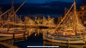 A marina at night with boats decorated with lights. - Panoramic sea view of port and beaches (Bandol)