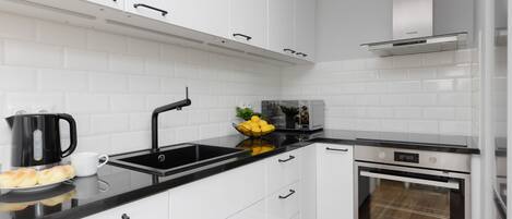 冷蔵庫、電子レンジ、オーブン、コンロ