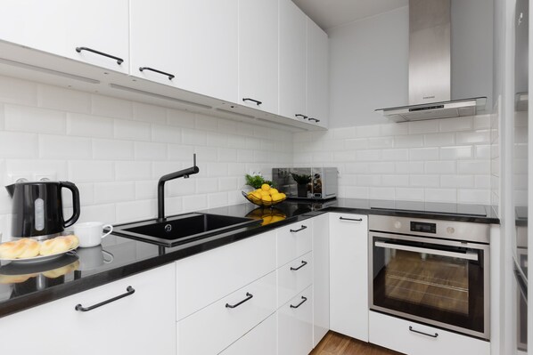 Fridge, microwave, oven, stovetop - Złota 11 | Comfortable Apartment | Balcony (Warszawa)