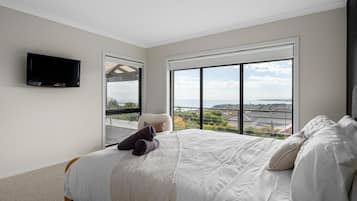 6 bedrooms, iron/ironing board, Internet, bed sheets