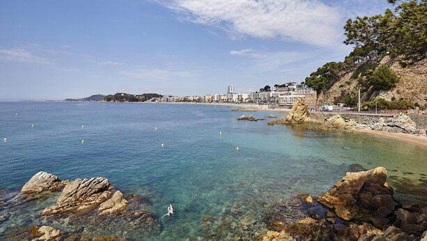 A coastal town with clear waters, rocky shorelines, and buildings along the beach. - Apt, 4 pax LLoret de Mar - Fenals - wifi, community pool a few meters from the beach. Vivalidays Elia. (Lloret de Mar)