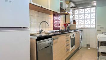 Een koelkast, een microgolfoven, een oven, een kookplaat