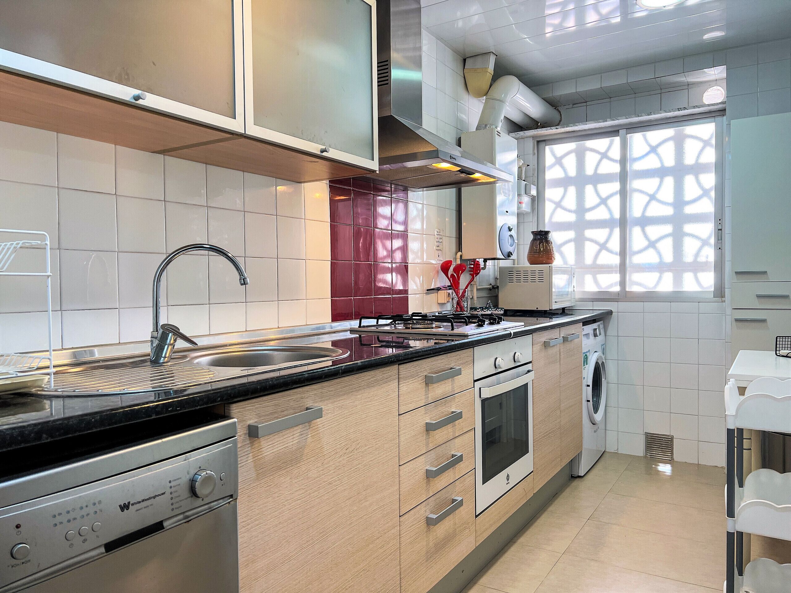 Een koelkast, een magnetron, een oven, een vaatwasser