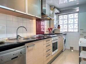 Een koelkast, een microgolfoven, een oven, een vaatwasser