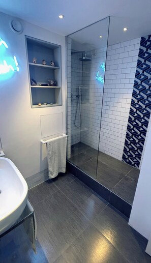 Regadera, toallas, papel de baño 