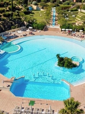 Piscina all'aperto, una piscina riscaldata