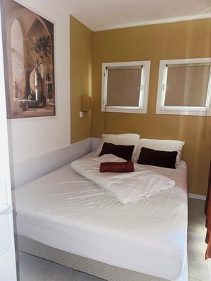 1 bedroom, iron/ironing board, travel cot, free WiFi - Un Parenthèse Ressourçante avec Jardin -Piscines - Parking -Animal de compagnie  (Agay cap Estérel)