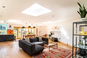 TV, DVD player, books - Modern Riverside Retreat, Norwich (Norwich)