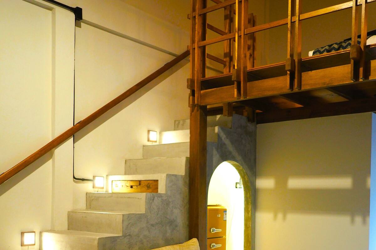 Design Studio Suite | Premium bedding, down comforters, pillowtop beds, WiFi (free)