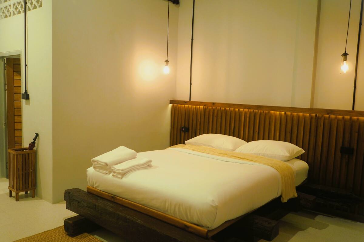 Standard Studio | Premium bedding, down comforters, pillowtop beds, WiFi (free)