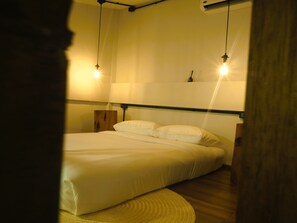 Habitación cuádruple de diseñador | Ropa de cama de alta calidad, edredón y camas con pillow-top 