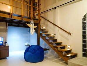 Habitación cuádruple de diseñador | Ropa de cama de alta calidad, edredón y camas con pillow-top 